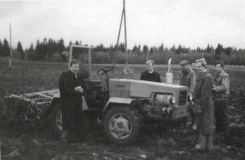 T-25 mootoriga väiketraktor. Vasakul TK Talleks peadirektor P. Treier